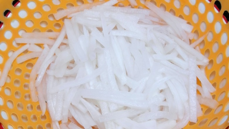 白萝卜炒鸡蛋,冲洗掉多余的盐分,控水