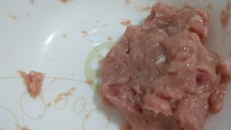 冬瓜瘦肉汤,猪肉馅，加入姜末，葱末，料酒，盐，淀粉，蛋青搅拌均匀备用。