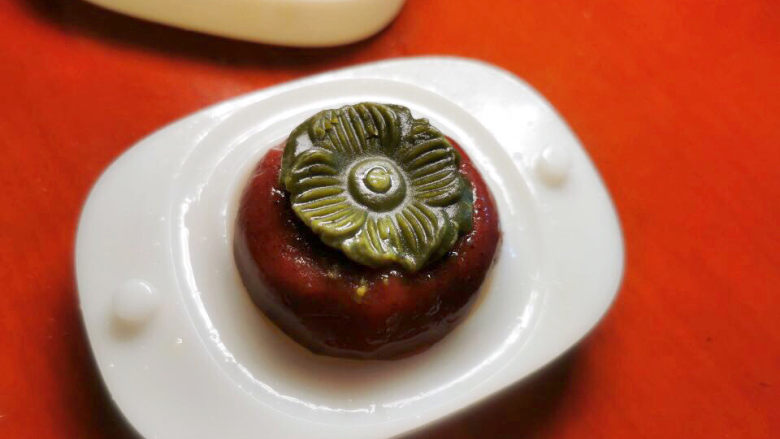 柿子月饼,轻轻按压,敲一下,就可以取出