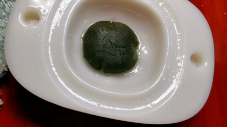 柿子月饼,桃山皮加入大麦苗粉,捏取2克,压入柿子模具中