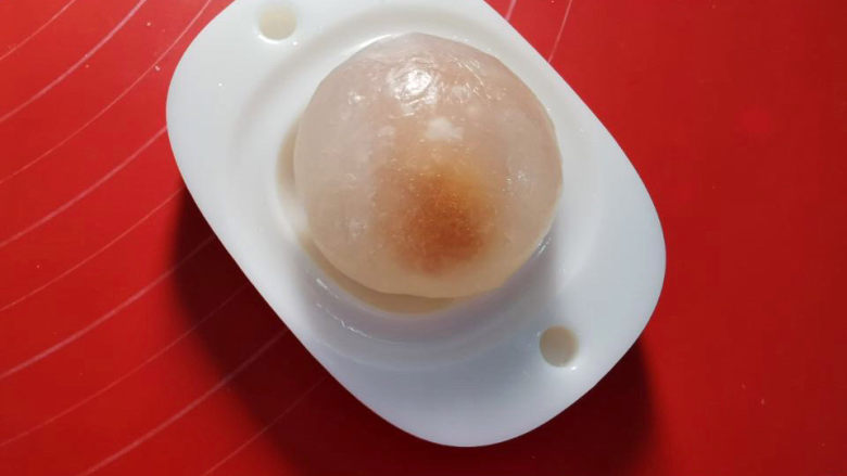 柿子月饼,模具中先放绿色的柿子叶,再加入水晶月饼胚,压一压,即可。不必再加热,冷藏后更佳