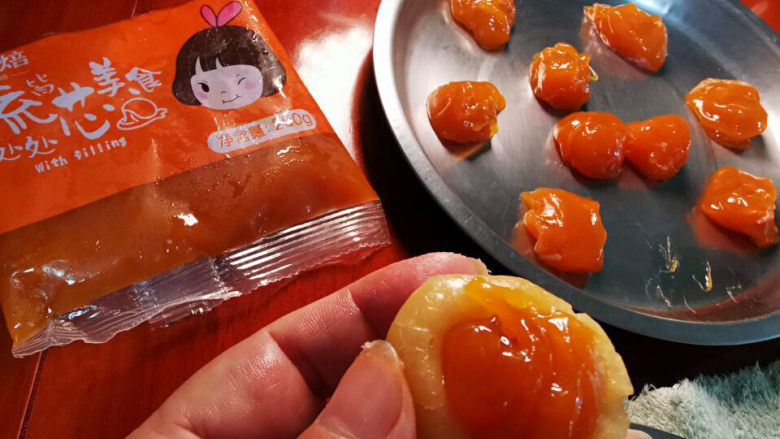 柿子月饼,流心馅料8克一个分好,包入22克的绿豆沙中