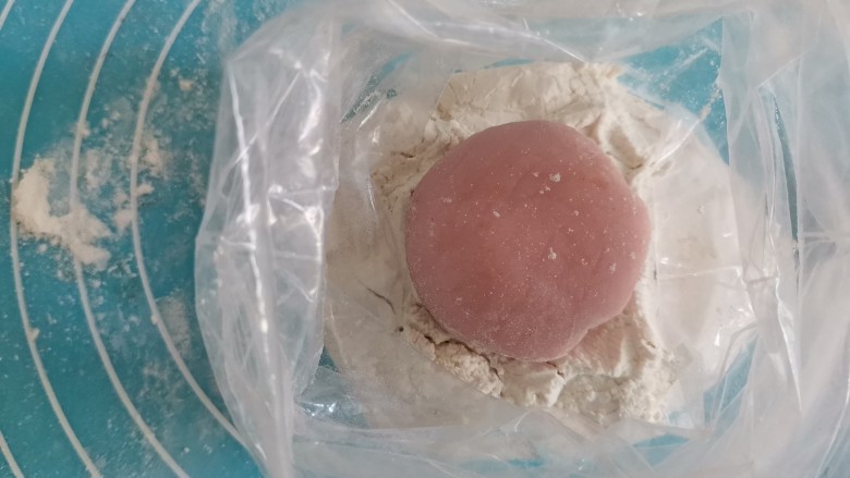 冰皮月饼,粘一层熟糯米粉,再拍掉多余的粉