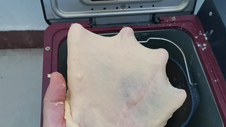 红薯面包卷,继续揉出手套膜,薄而有韧性,破洞无锯齿,然后整理圆润发酵至2倍大