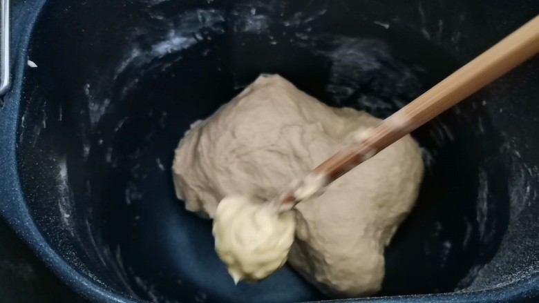 红薯面包卷,启动揉面程序,揉成团后,加入软化好的黄油