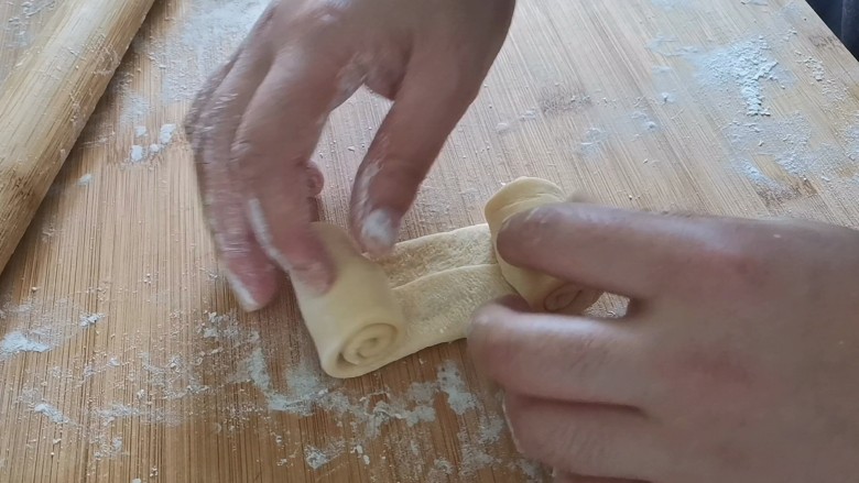 红薯面包卷,两头向中间卷,再翻过来