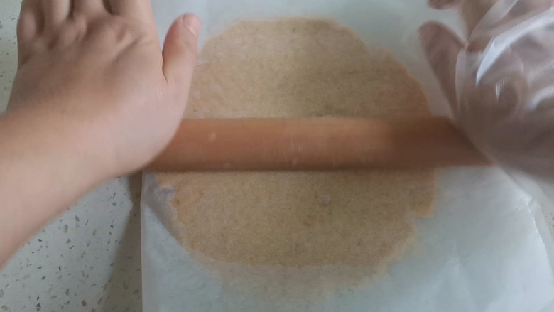 红薯饼干,放在油纸里,擀成5毫米的薄片