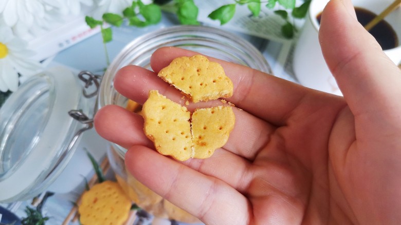 红薯饼干,非常酥脆可口,一按就碎了