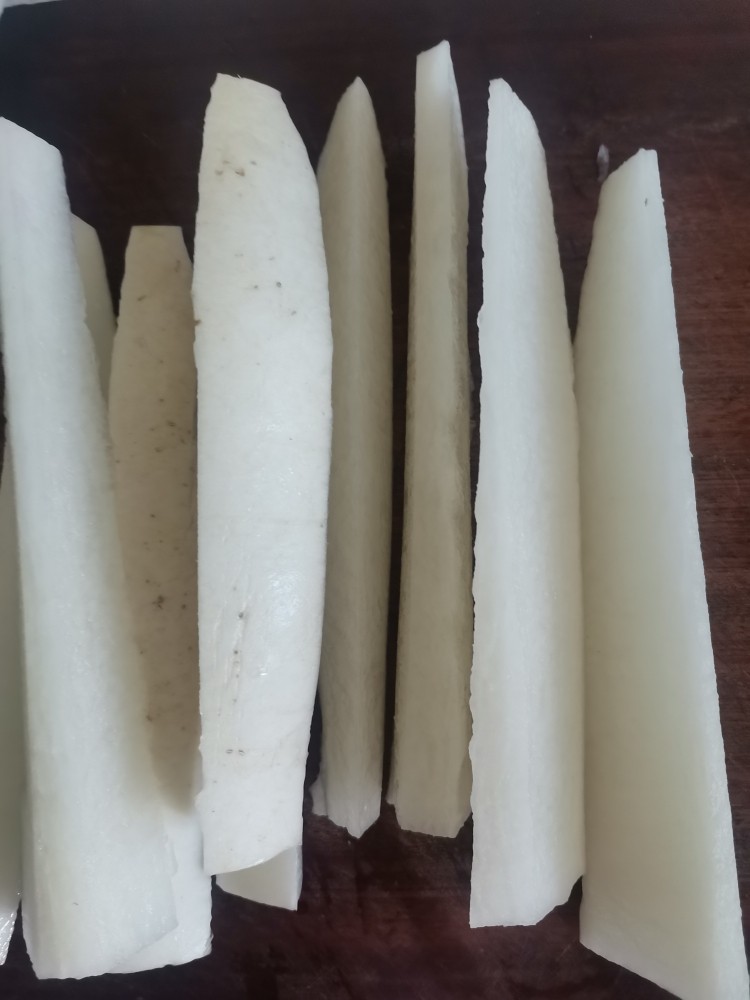 香辣白萝卜干,切细条中间留一点不切段,方便凉晒