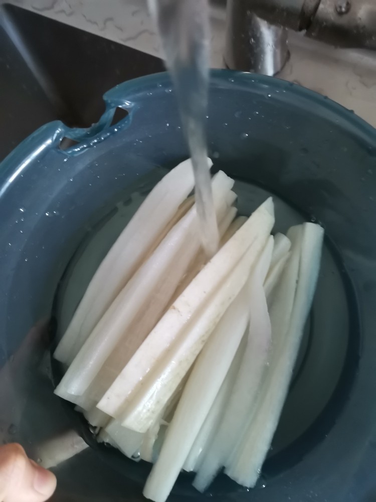 香辣白萝卜干,加盐腌制1个小时用水冲洗掉盐,挤干水份