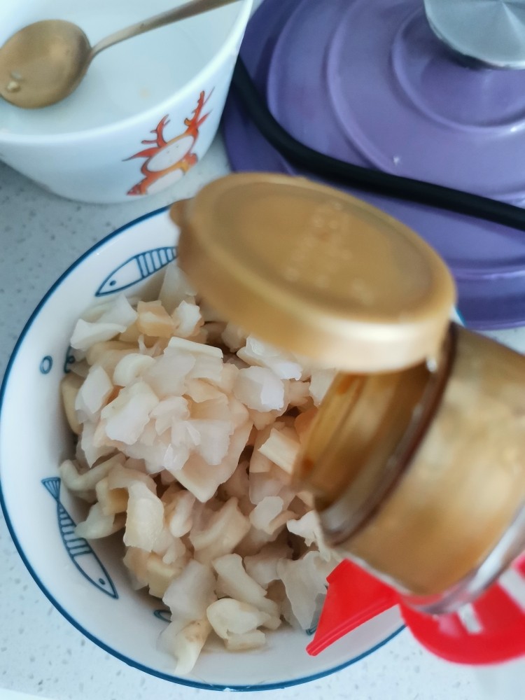 香辣白萝卜干,腌制好后在用水洗洗挤出多余水份,加入<a style='color:red;display:inline-block;' href='/shicai/ 788'>生抽</a>