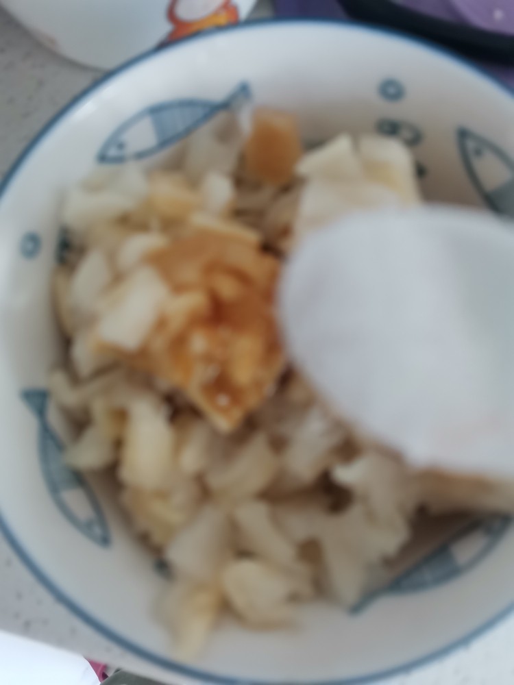 香辣白萝卜干,加入味精,白糖