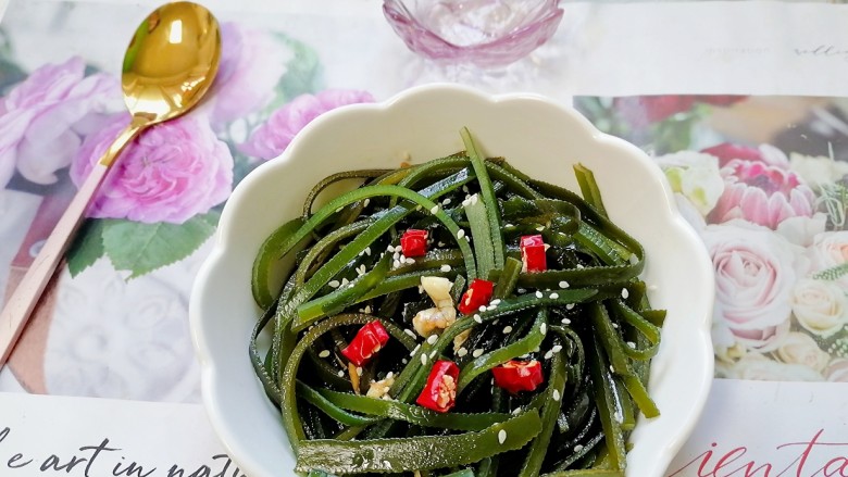 凉拌芝麻海带,拍上成品图,一道方便又美味的凉拌芝麻海带就完成了。