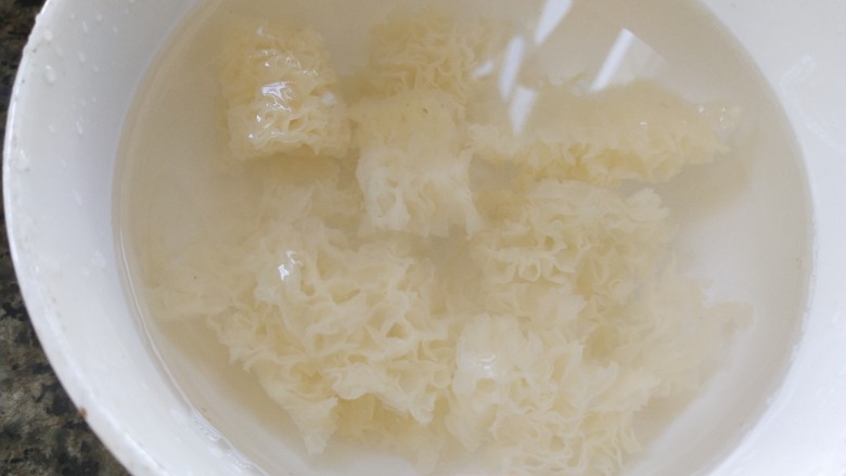 南瓜银耳莲子羹,<a style='color:red;display:inline-block;' href='/shicai/ 232'>银耳</a>泡水剪去黄蒂,再剪成一小朵,洗净,放水里泡软