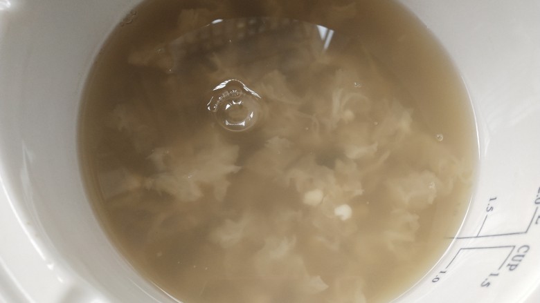 南瓜银耳莲子羹,薏米和银耳炖至浓稠,软软糯糯
