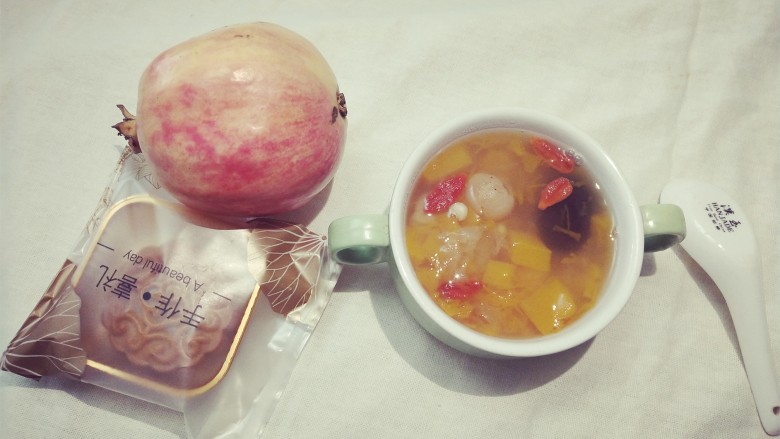 南瓜银耳莲子羹,盛入小耳碗中,配个自做的椰蓉月饼,又应景,又好吃,一举两得
