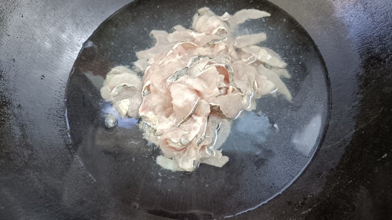 葱油鱼片,水开放入鱼片,