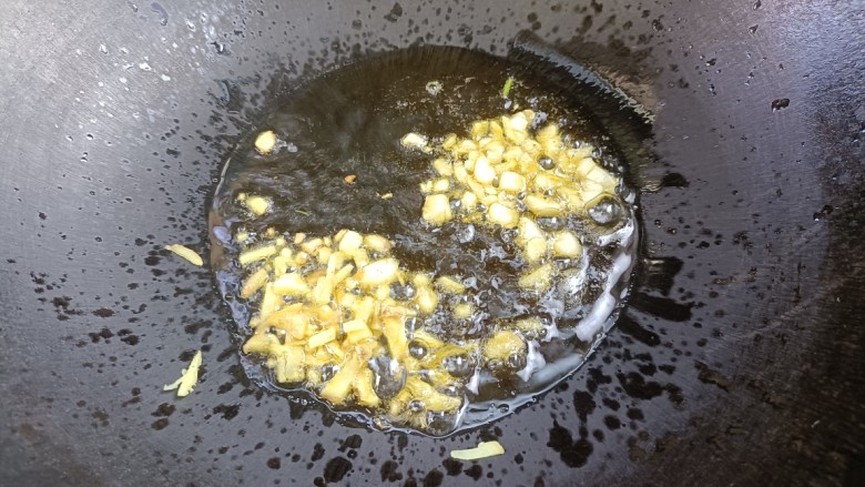 葱油鱼片,另起锅烧油,放入生姜大蒜