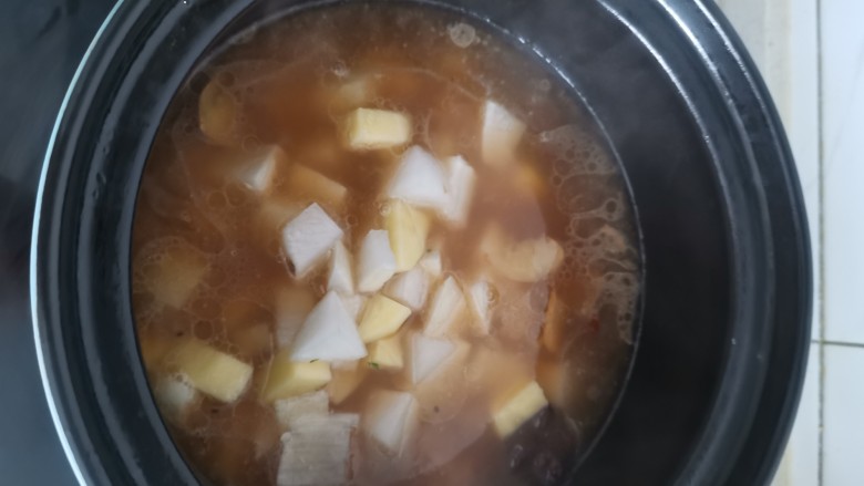 白萝卜炖牛腩,牛肉小火炖1个小时,加入土豆萝卜