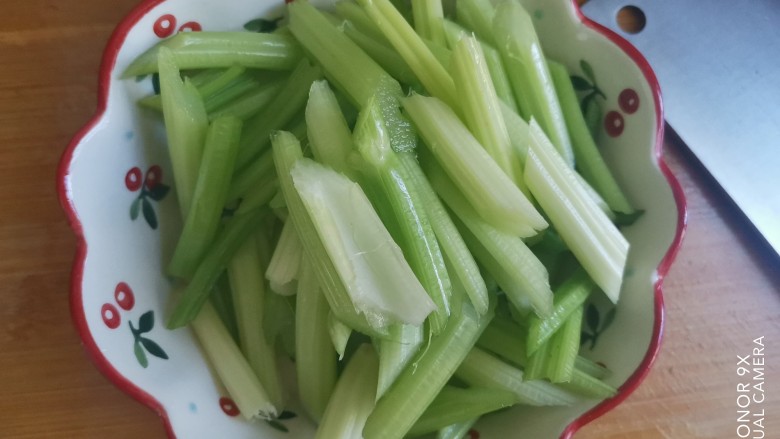 芹菜木耳炒肉丝,<a style='color:red;display:inline-block;' href='/shicai/ 125'>芹菜</a>清洗干净,切成段