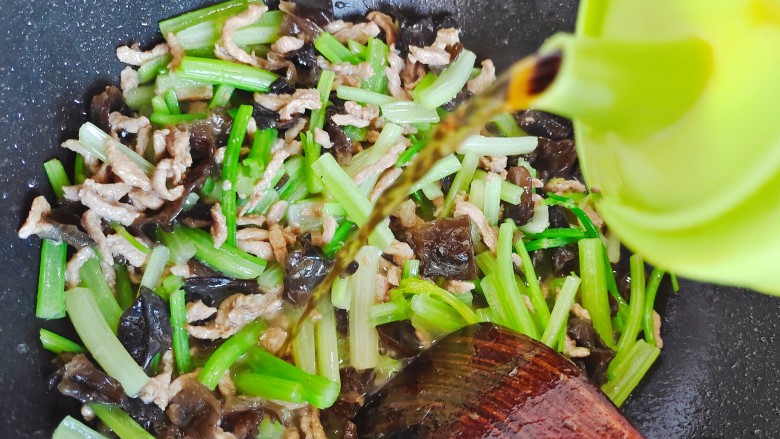 芹菜木耳炒肉丝,加适量料酒