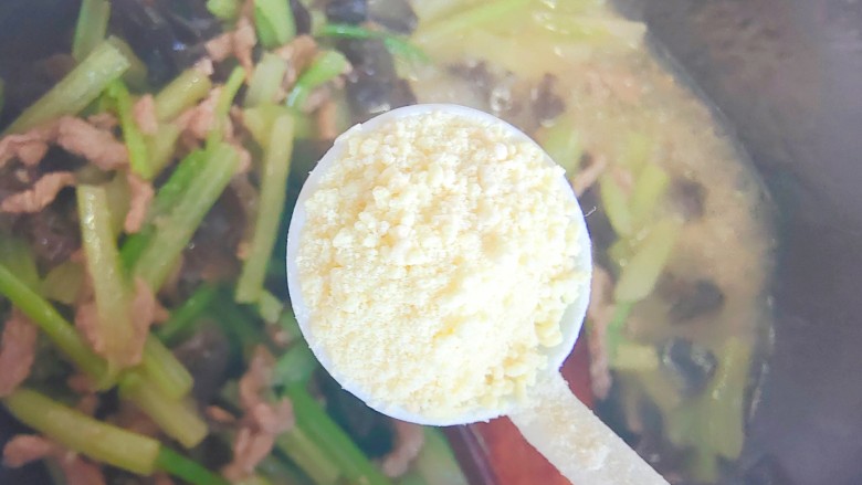 芹菜木耳炒肉丝,加少许鸡精,翻炒均匀,即可