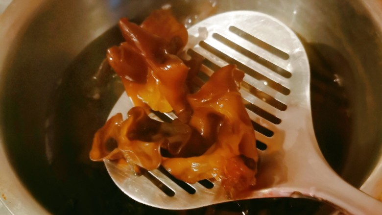 芹菜木耳炒肉丝,<a style='color:red;display:inline-block;' href='/shicai/ 118129'>干木耳</a>提前泡发,放入开水中汆烫捞出备用。