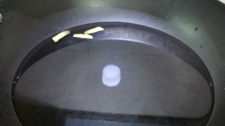 金针菇炒大白菜,锅内加入适量清水,加入姜片