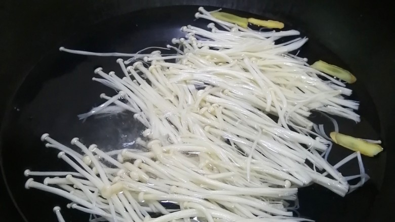 金针菇炒大白菜,烧开水后,加入金针菇,焯水2分钟