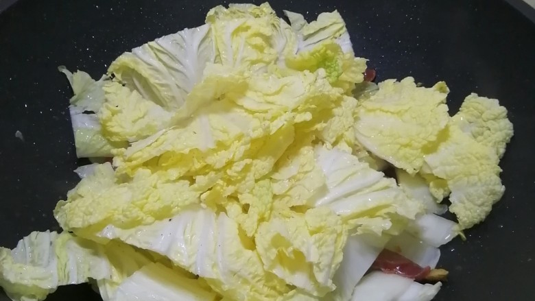 金针菇炒大白菜,加入菜叶同炒,炒至软
