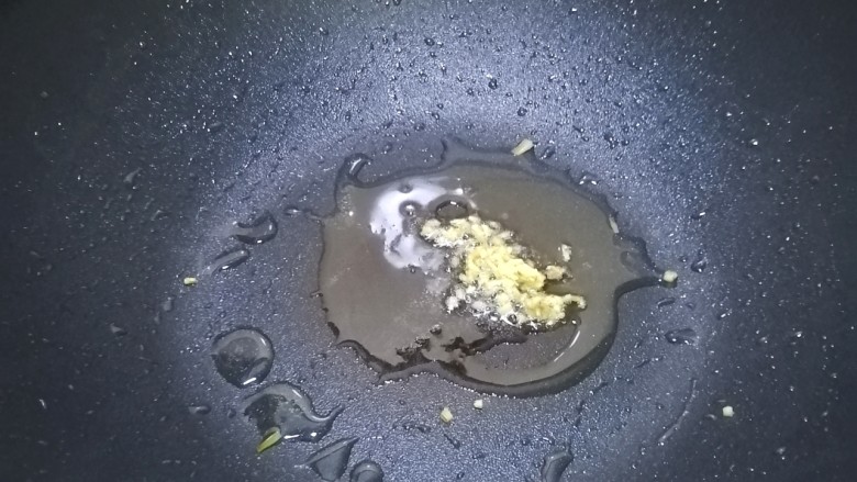 金针菇炒大白菜,热锅入油,爆香姜末