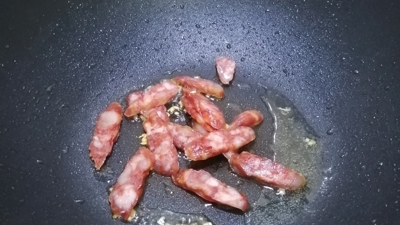 金针菇炒大白菜,加入腊肠,炒出油