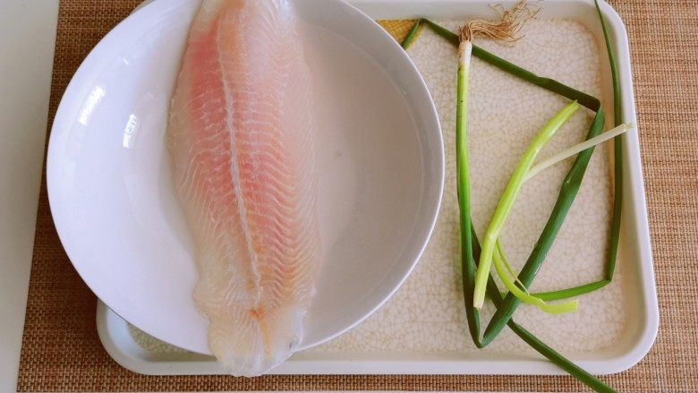 葱油鱼片,食材备好。
