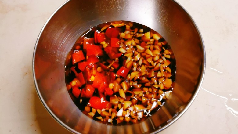 葱油鱼片,蒜切碎和剁辣椒放入碗中,添加酱油、醋、<a style='color:red;display:inline-block;' href='/shicai/ 721'>蚝油</a>。