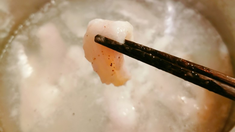 葱油鱼片,汤锅烧开水,一片一片下入鱼片。