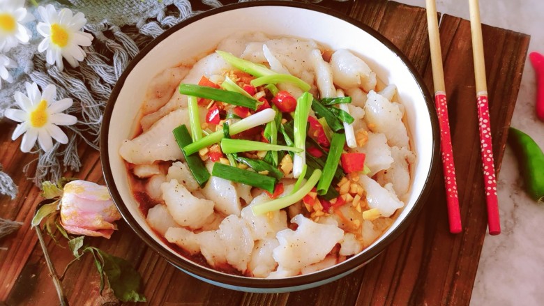 葱油鱼片,葱香四溢的鱼片上桌啦!