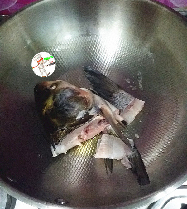鱼头炖汤,放入鱼头鱼骨,煎制两面焦黄