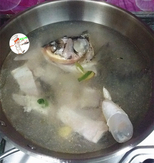 鱼头炖汤,全部煎好后,放入葱姜和适量温水