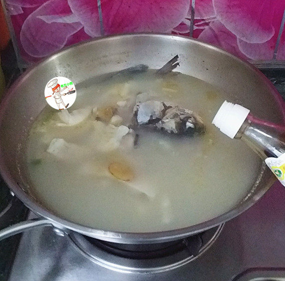 鱼头炖汤,20分钟过后,炖至鱼汤浓白,沿锅边滴入1小勺<a style='color:red;display:inline-block;' href='/shicai/ 768'>香醋</a>