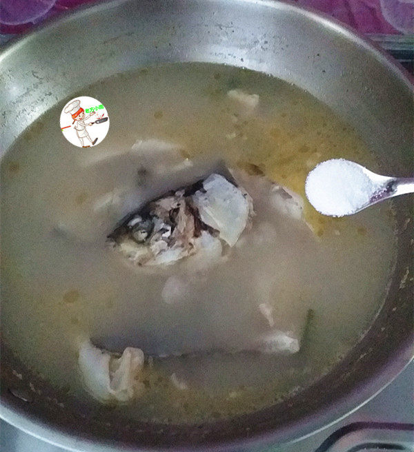 鱼头炖汤,转大火收浓汤汁后,加1小勺食盐调味