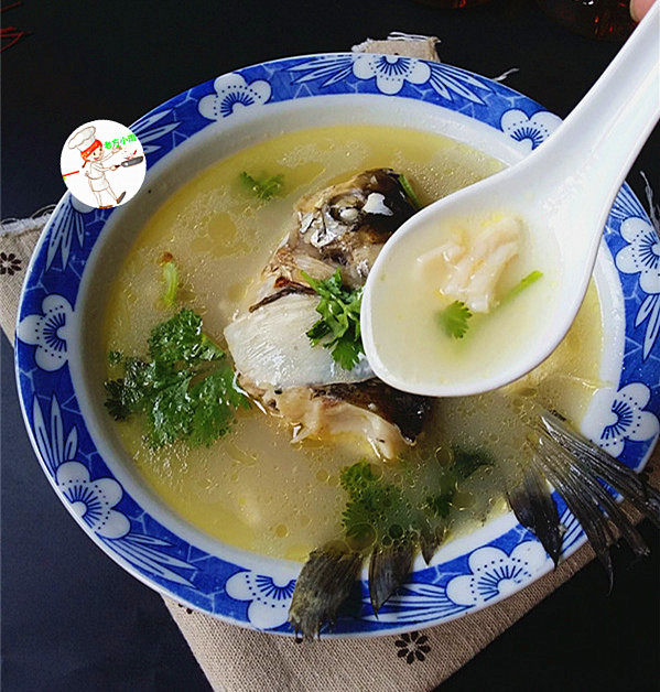 鱼头炖汤,鱼汤鲜美,鱼肉嫩滑