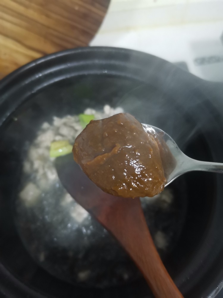 肉末豆腐羹,锅中底油炒香葱姜肉末,加入<a style='color:red;display:inline-block;' href='/shicai/ 4510'>黄豆酱</a>一勺