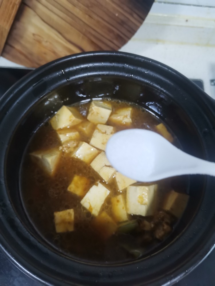 肉末豆腐羹,加入少许盐文火炖15分