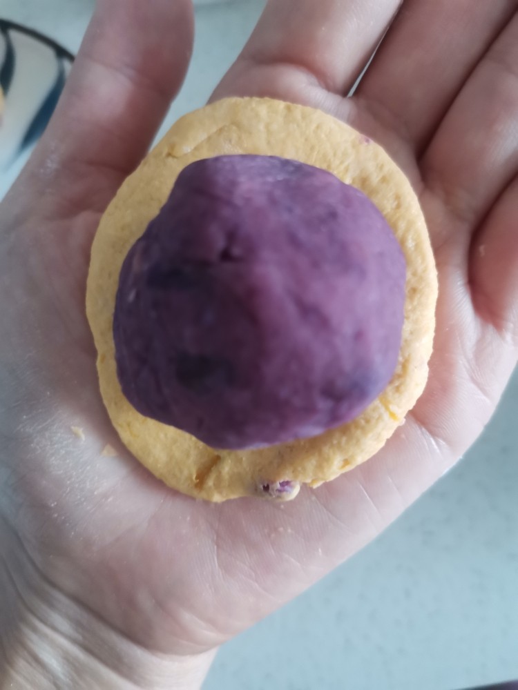 南瓜紫薯月饼,南瓜球按成圆饼,包上紫薯球