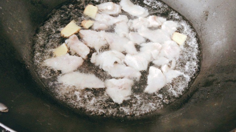 葱油鱼片,腌制10-15分钟,锅里放入开水,加入料酒和姜片,下鱼片