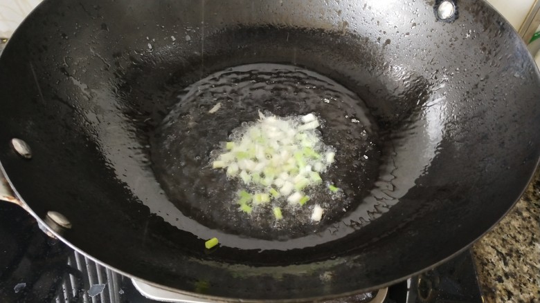 葱油鱼片,锅里热油,把葱白放进去炸香