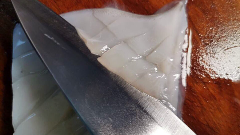 芹菜炒墨鱼,转180度,还是斜刀切,一刀不断,两刀切断