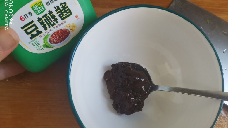 酱焖鸡块,取小婉来调酱汁,碗中加入一勺<a style='color:red;display:inline-block;' href='/shicai/ 705'>豆瓣酱</a>