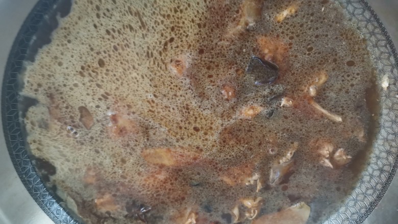 酱焖鸡块,加入没过鸡肉的清水,大火煮开,转小火焖至汤汁收干,土鸡比较难炖,所以要多加点水