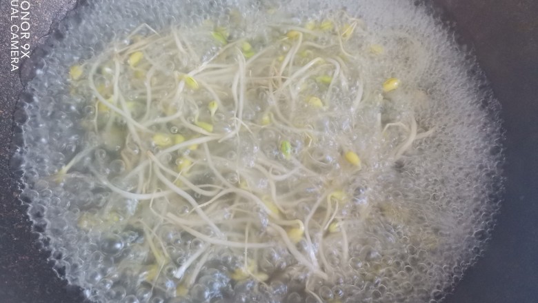 葱油鱼片,锅里烧水,将豆芽焯水至断生,捞出控干水分